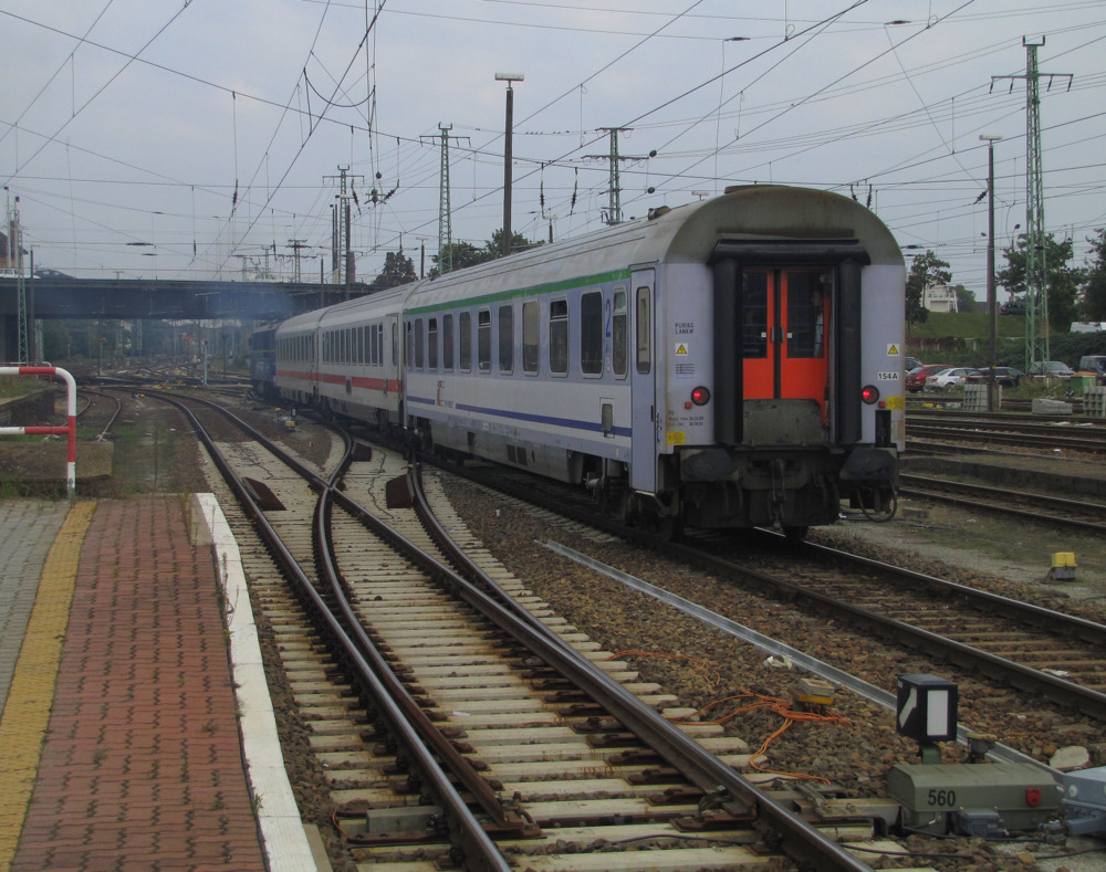 Ausfahrt des EC 341  Wawel  nach Krakow Glowny mit exakt 4 Stunden Versptung. Um 15:21 Uhr verlie er dann den Hbf von Cottbus. Planmig wre 11:21 Uhr gewesen. 04.10.2010