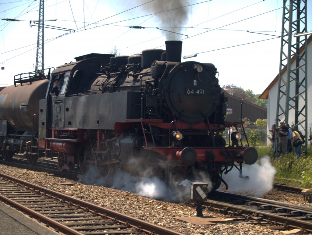 Ausfahrt des G�terzuges mit Personenbef�rderung in N�rdlingen mit 64 491.