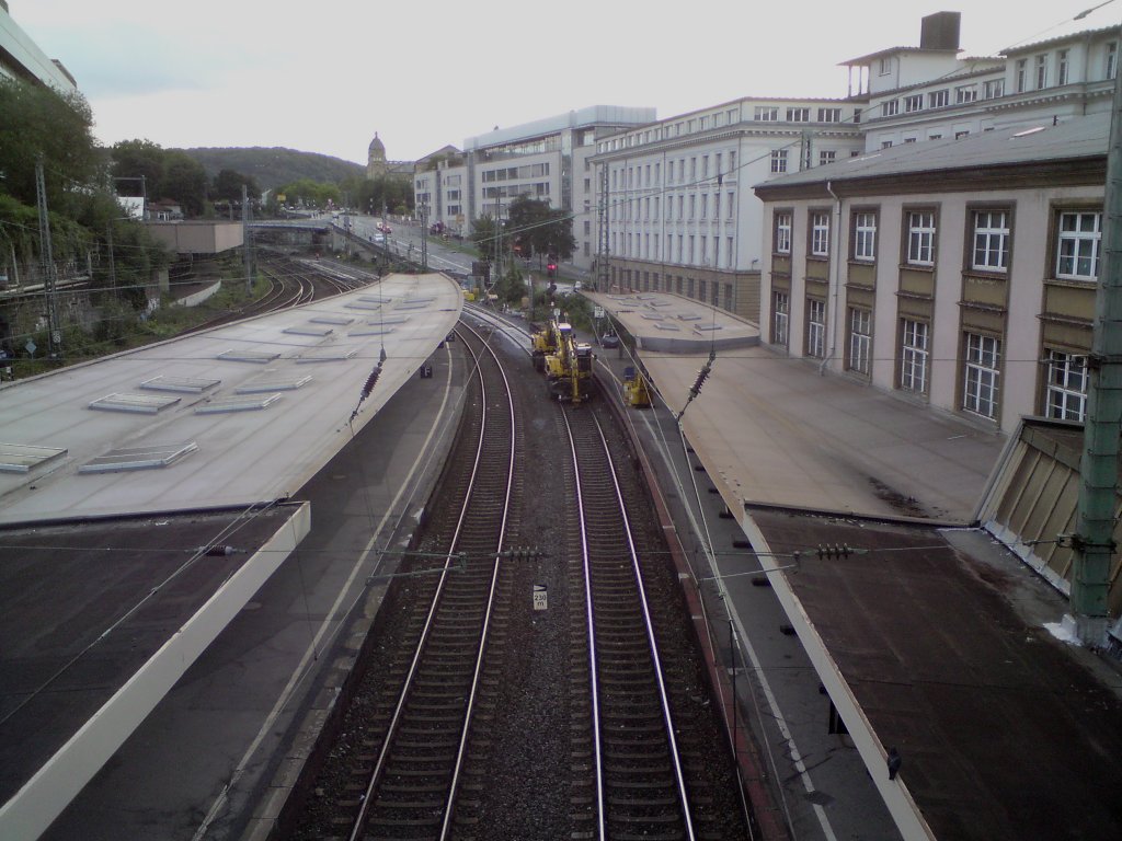 Ausfahrt des Hbf Wuppertal, oder auch Bahnhof Elberfeld, in westlicher Richtung. Im Bildhintergrund auf Gleis 1 stehen zwei Zweiwegefahrzeuge bereit um Aufgaben beim Umbau von Weichen zu bernehmen.