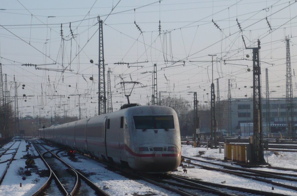 Ausfahrt des ICE 278 aus Interlaken Ost zur Weiterfahrt nach Berlin Ostbahnhof. Abgelichtet in Karlsruhe, am 16.01.10, bei winterlichen Temperaturen.