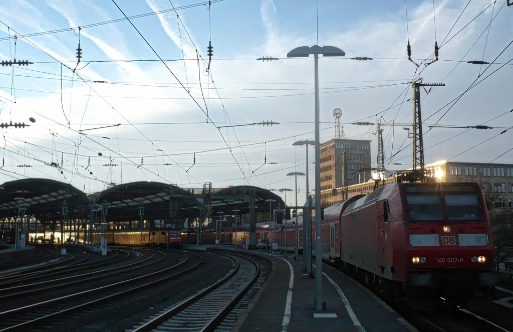 Ausfahrt des RE 10133 mit 146 007-0 nach Padeborn.
Dat ganze wurde am Temperatur angenehmen 7.02.2011 in Oche festgehalten, hier fngt die Reise ja fr ihn an;)

(Bitte teilt mit, wenn das Bild doch zu arg hinkt - kann strrisch sein, ich wei;)!!
