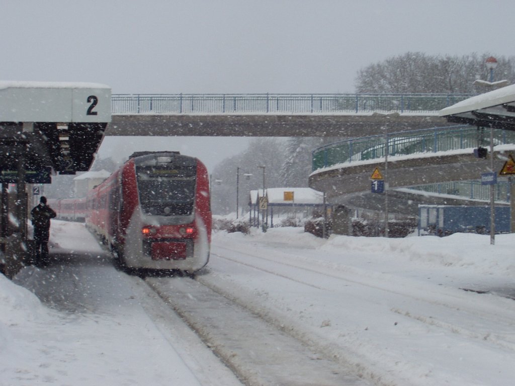 Ausfahrt des verspäteten RE 3448 (Doppel 612)im Schneegestöber aus Kirchenaibach von Dresden nach Nürnberg am 1.1.11 um 9:33 Uhr 