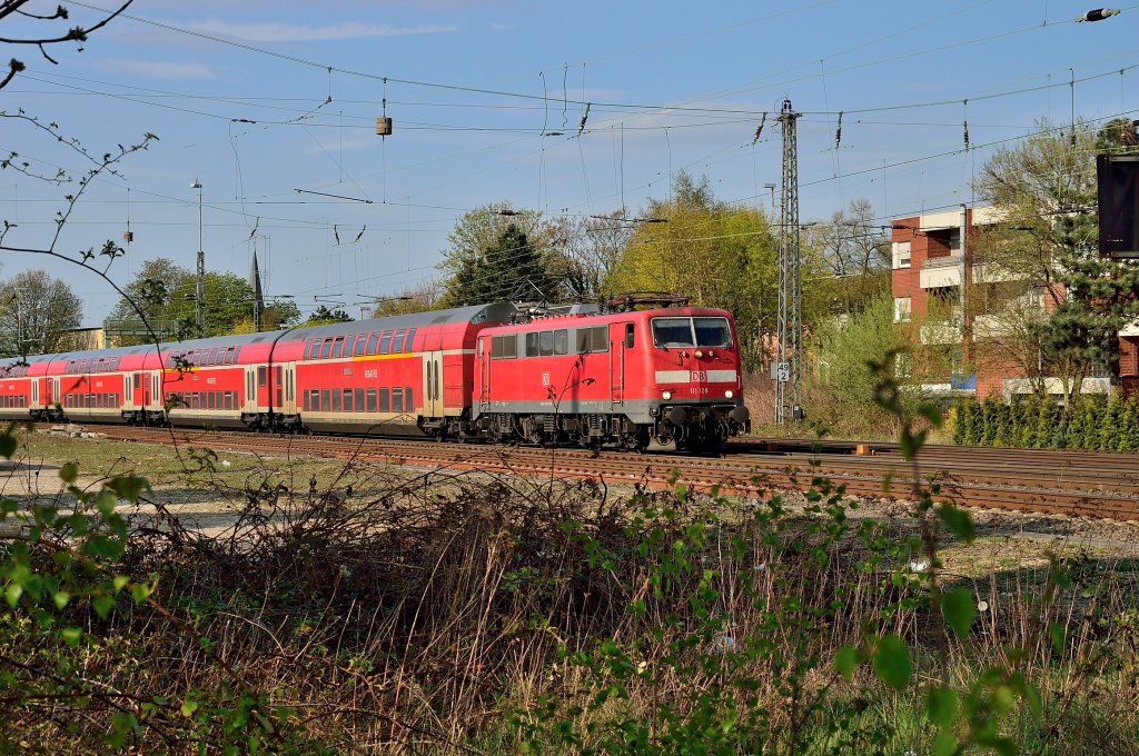 Ausfahrt eines von 111 128 gezogenen RE4 Zuges nach Aachen aus dem Rheydter Hbf. 24.4.2013