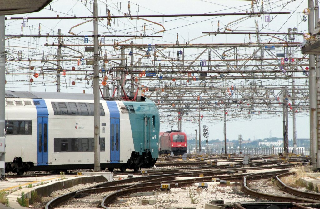 Ausfahrt eines FS-Regionalzuges in Richtung Venezia-Mestre. Im Hintergrund fhrt gerade EC 86 mit BB 1216 in den Bahnhofe Venezia S.L. ein. 03.05.11
