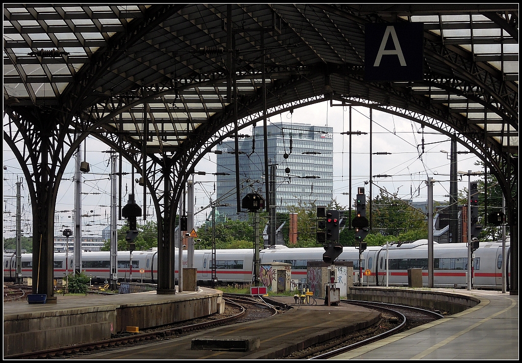 Ausfahrt eines ICE Richtung Deutz aus dem Klner Hauptbahnhof. 1.7.2013