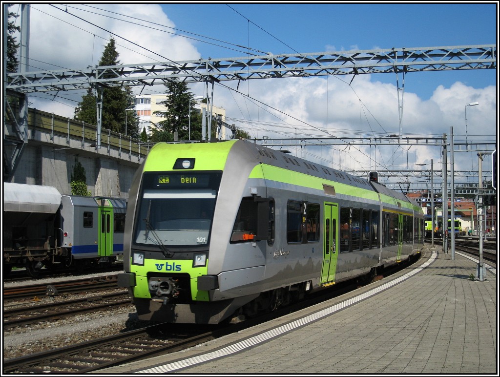 Ausfahrt eines RABe 535 nach Bern aus dem Bahnhof von Spiez. Die Aufnahme stammt vom 18.07.2010