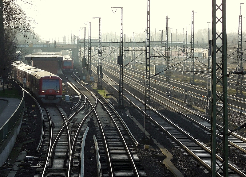 Ausfahrt eines S-Bahn-Zuges aus dem Bahnhof Hamburg-Wilhelmsburg. Die Linien S3 und S31 verkehren auf den am st�rksten belasteten Strecken im Hamburger Netz. 25.1.2011 