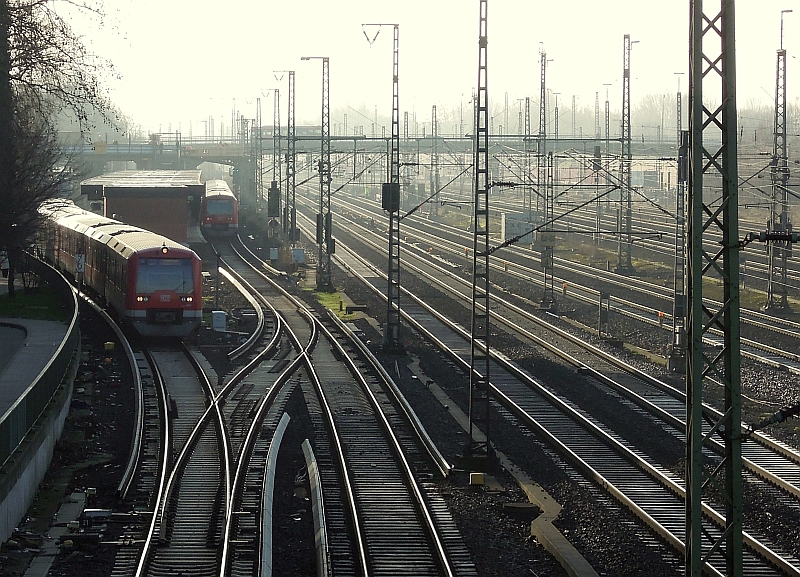 Ausfahrt eines S-Bahn-Zuges aus dem Bahnhof Hamburg-Wilhelmsburg. Die Linien S3 und S31 verkehren auf den am strksten belasteten Strecken im Hamburger Netz. 25.1.2011 