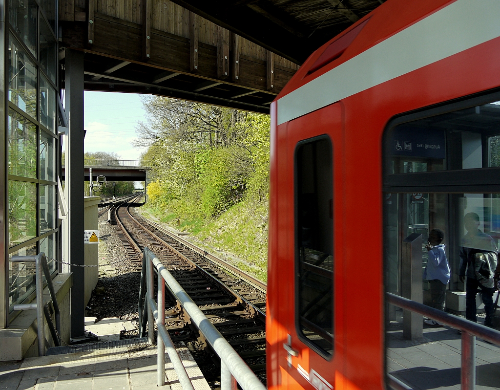 Ausfahrt eines Zuges der Hamburger S-Bahn Richtung Ohlsdorf aus der Station  Rbenkamp . 5.5.2013