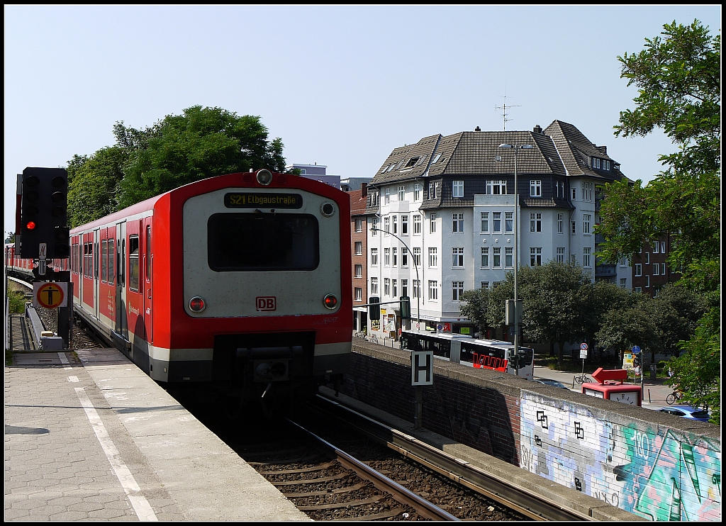 Ausfahrt eines Zuges der Hamburger S-Bahn aus der Station  Holstenstra�e . Der Bahnhof liegt in einer quirligen - nicht ganz unproblematischen - Gegend am Rande des bekannten Schanzenviertels. 6.7.2013