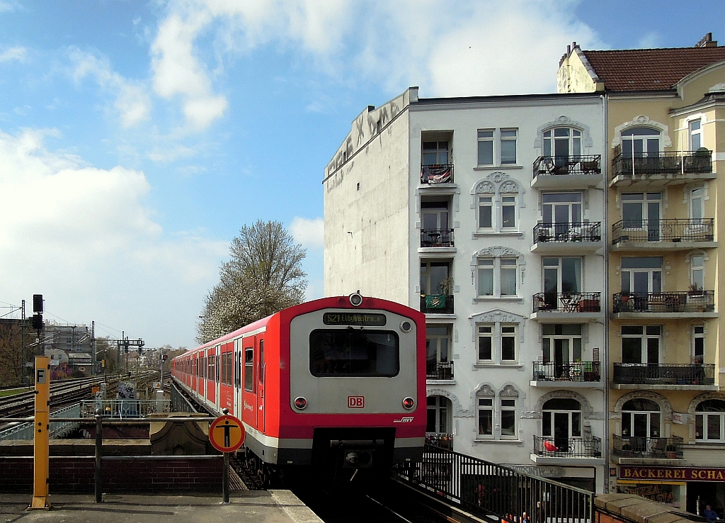 Ausfahrt eines Zuges der Hamburger S-Bahnlinie S21 aus dem Bahnhof  Sternschanze . 25.4.2013 