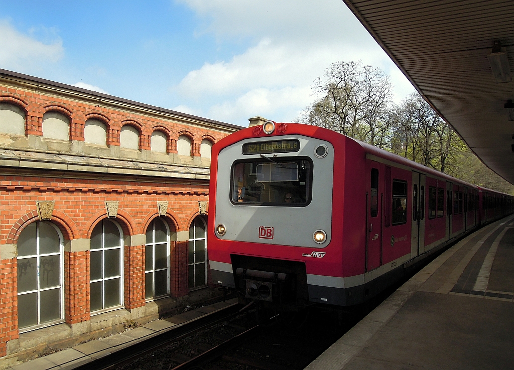 Ausfahrt eines Zuges der Hamburger S-Bahnlinie S21 aus dem Bahnhof  Sternschanze . 25.4.2013 