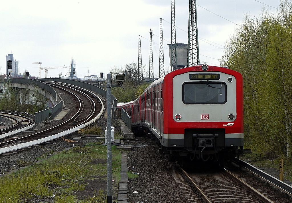 Ausfahrt eines Zuges der Hamburger S-Bahnlinie S21 aus der Station  Diebsteich . Im Hintergrund der Wasserturm des ehemaligen Dampflok-BWs Altona. 27.4.2013