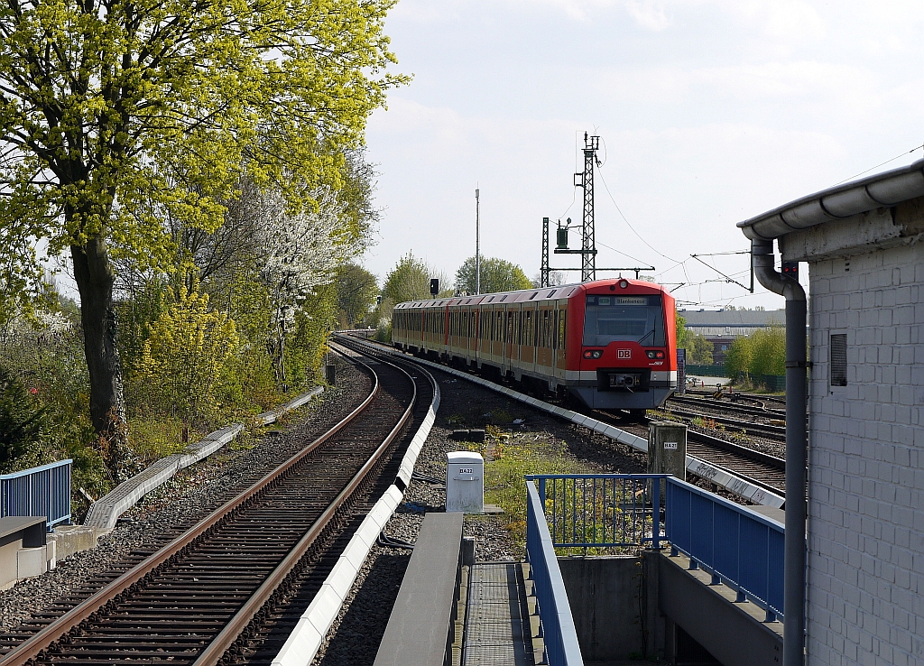 Ausfahrt eines Zuges der Hamburger S-Bahnlinie S1 Richtung Barmbek aus der Station  Alte Whr . 5.5.2013
