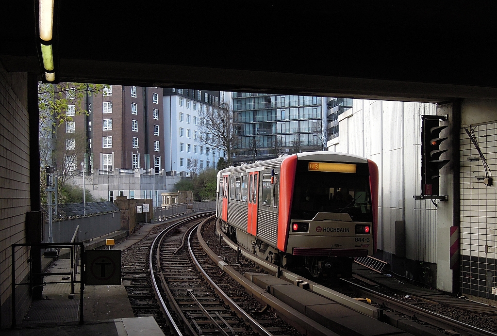 Ausfahrt eines Zuges der Hamburger U-Bahnlinie U3 aus der Station  Landungsbrcken  Richtung St.Pauli. 25.4.2013