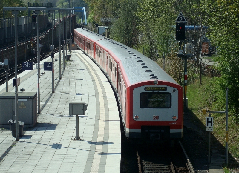 Ausfahrt eines Zuges der Linie S2 aus dem Bahnhof von Aumhle, dem stlichen Endpunkt des Hamburger S-Bahnnetzes. 22.4.2011 