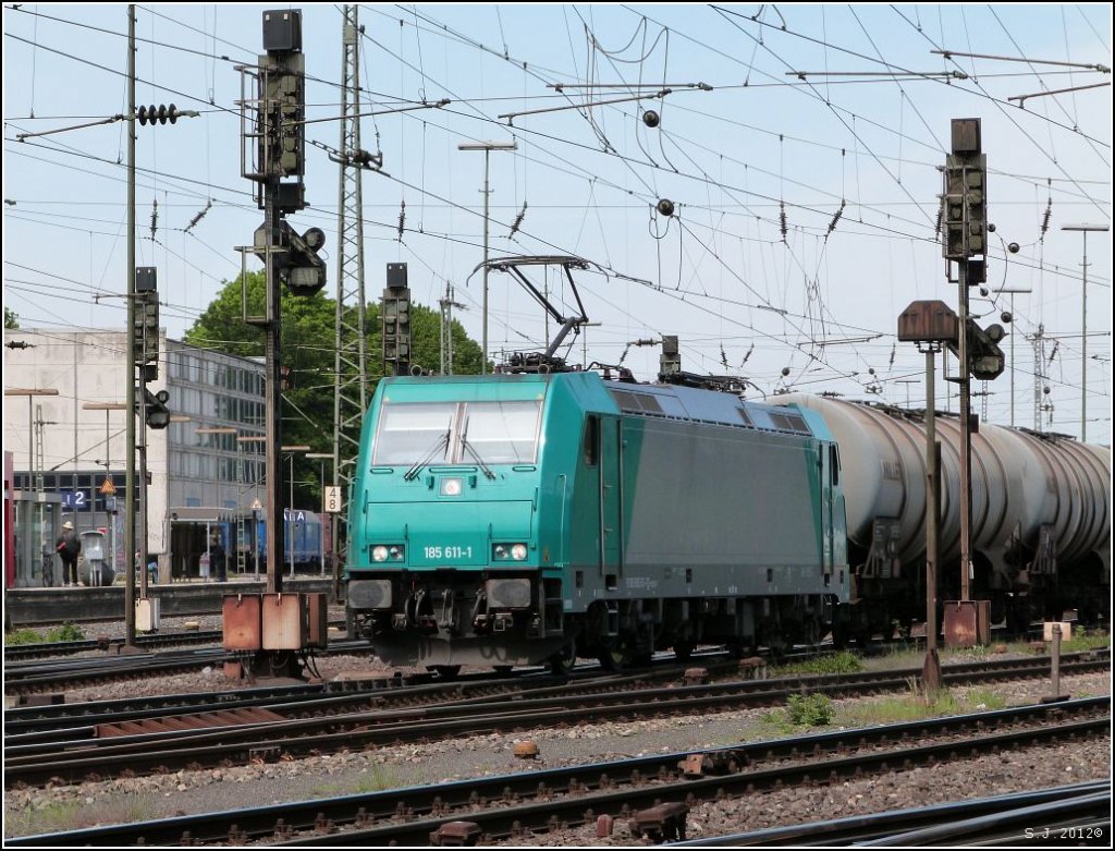 Ausfahrt f�r die 185 611-1 in Aachen West am 17.Mai.2012.
Am Haken ein Kesselwagenzug.
