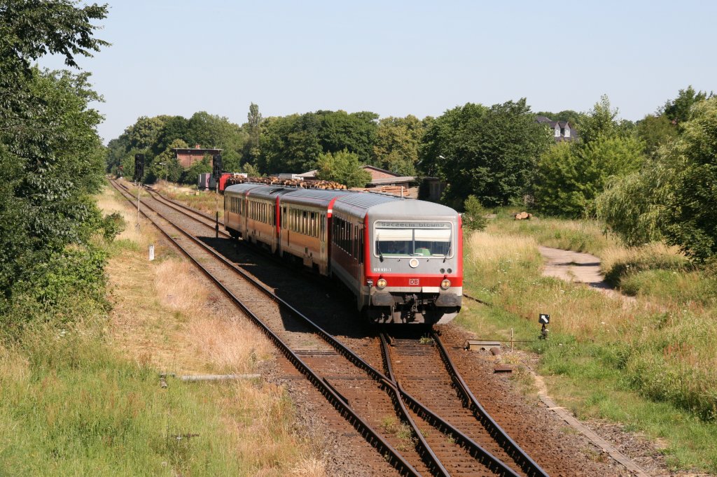 Ausfahrt fr die Doppeltraktion VT 628 aus dem Bahnhof von Hagenow Stadt nach Stettin am 02.07.2006