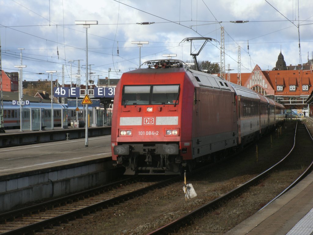 Ausfahrt f�r den EC 379 Stralsund-Brno,am 06.November 2012,aus Stralsund.Zuglok 101 084 blieb bis Dresden am Zug. 