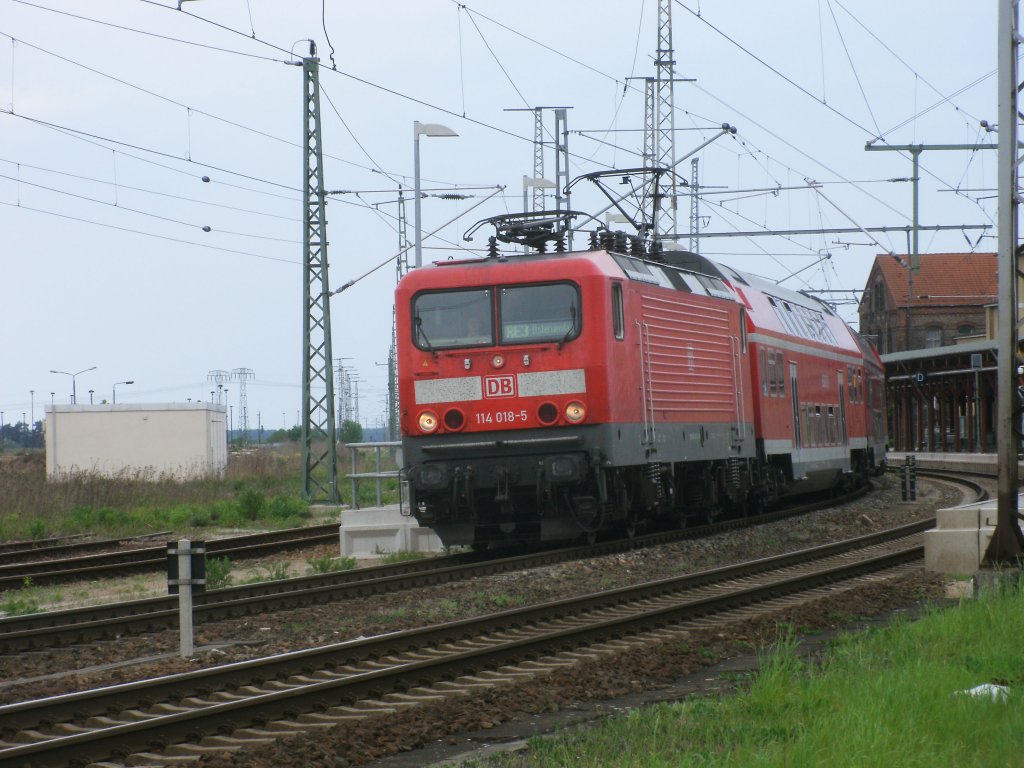 Ausfahrt fr RE 18315 Stralsund-Elsterwerda,gezogen von 114 018,am 14.Mai 2011,aus Pasewalk.