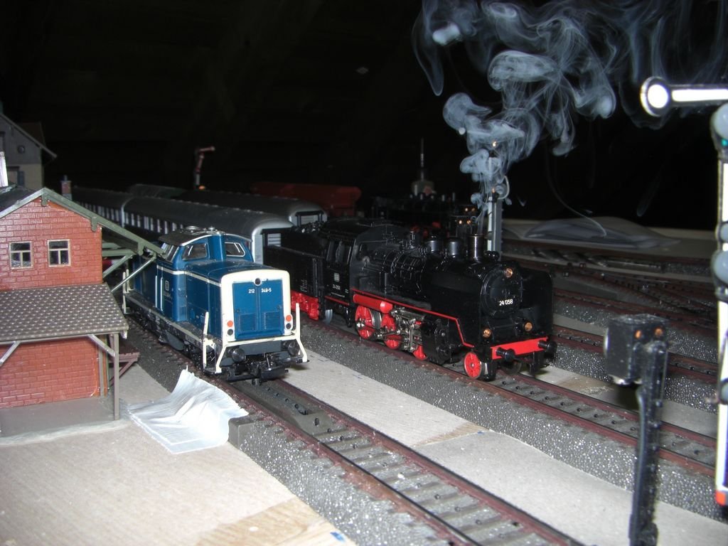 Ausfahrt Gglingen Bahnhof, die BR 212 wartet auf Aufgaben beim Anlagenbau vor dem Gterschuppen. Die BR 24 ist angeheizt und wartet auf Freie Fahrt