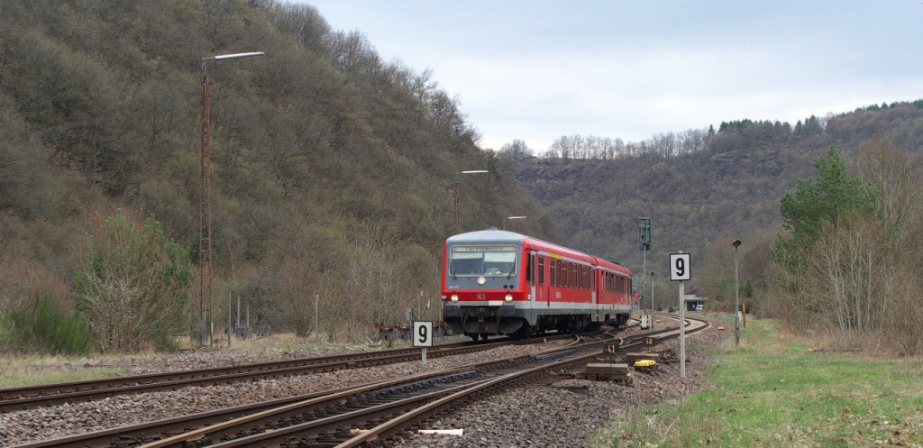 Ausfahrt Heimbach an der Nahe - Gott sei Dank hatte sich das Wetter wieder etwas gebessert. Es sah anfangs sehr trbe hier aus.
628 472 hat gerade den Bahnhof Heimbach verlassen und setzt seine Fahrt mit dem Ziel Trkismhle fort. Die Regionalbahn wird in Mainz eingesetzt.
Vier Zge kann man hier in Heimbach innerhalb von 30 Minuten erleben. Planmigen Gterverkehr gibt es auf der Strecke von Trkismhle bis Bad Kreuznach nicht mehr.
Links neben dem Triebwagen stand frher das Stellwerk in Heimbach.
Da hier noch ein Fahrdienstleiter sitzt sind die Anlagen noch in einem einigermaen ansehnlichen Zustand.
KBS 680 - Bahnstrecke 3511 Bingen - Mainz
- 18.04.2013