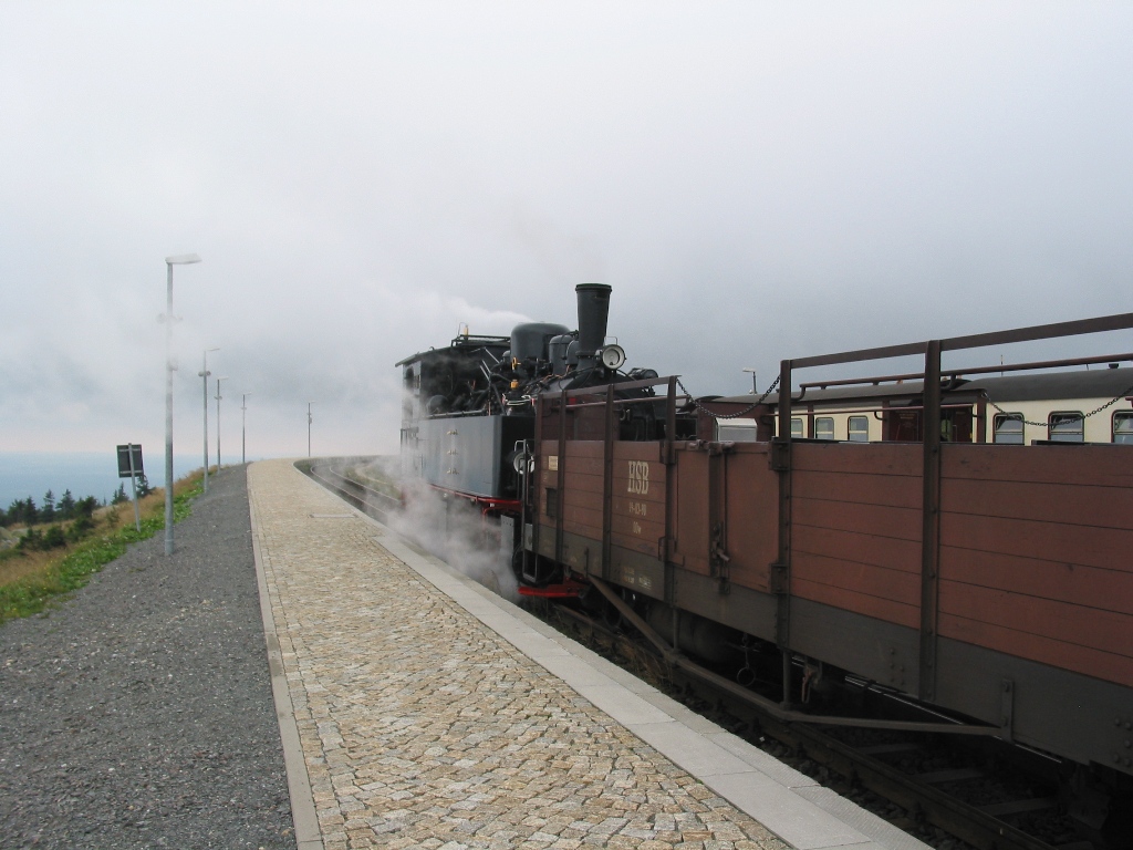 Ausfahrt in den Himmel. Brockenbahnhof bei typischem Wetter. Aufgenommen am 15.August 2007.