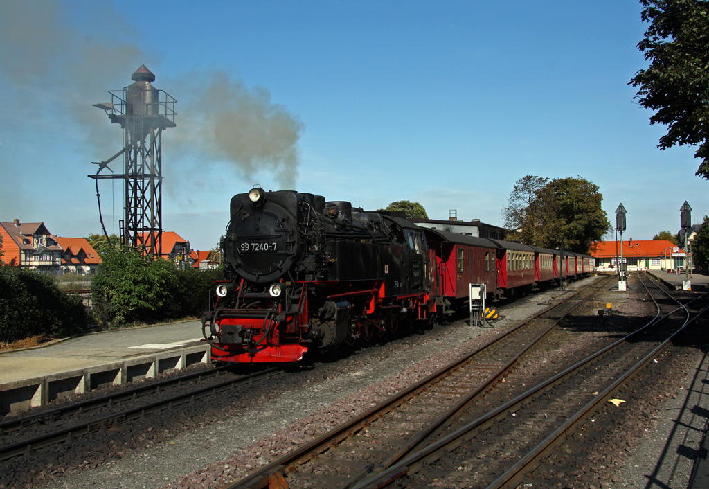 Ausfahrt von P8937, gezogen von 99 7240-7, am 22.09.2010 aus dem Bahnhof Wernigerode zum Brocken.