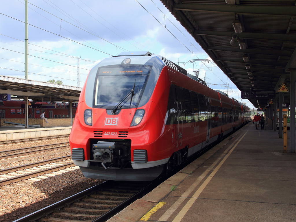 Ausfahrt RB 22 (RB 28815) bestehend aus 442 622 und 442 624 aus dem Bahnhof Berlin Schnefeld Flughafen am 02. Juni 2012 nach Potsdam Hauptbahnhof. 