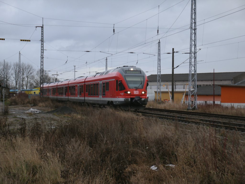 Ausfahrt RE 13024 Binz-Stralsund,am 27.Dezember 2012,aus Samtens.Gefahren vom Flirt 429 027.