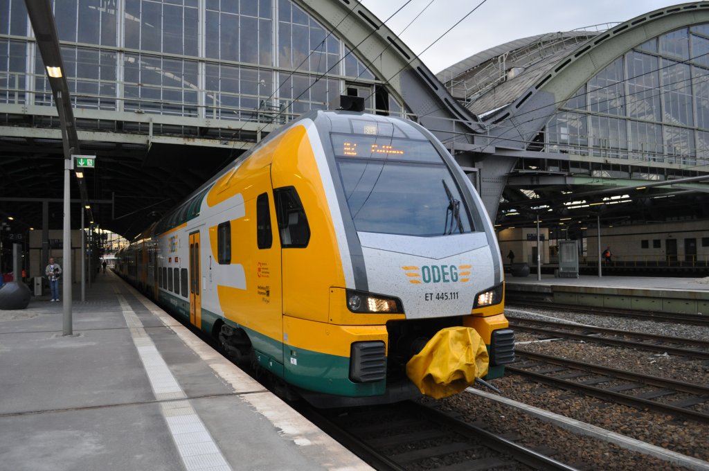 Ausfahrt RE 2 am 18.04.2013 am Berliner Ostbahnhof