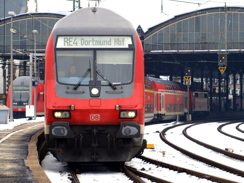 Ausfahrt von RE4 am 17.02.2010, geschoben von 111 151-7, aus dem Aachener Hbf.