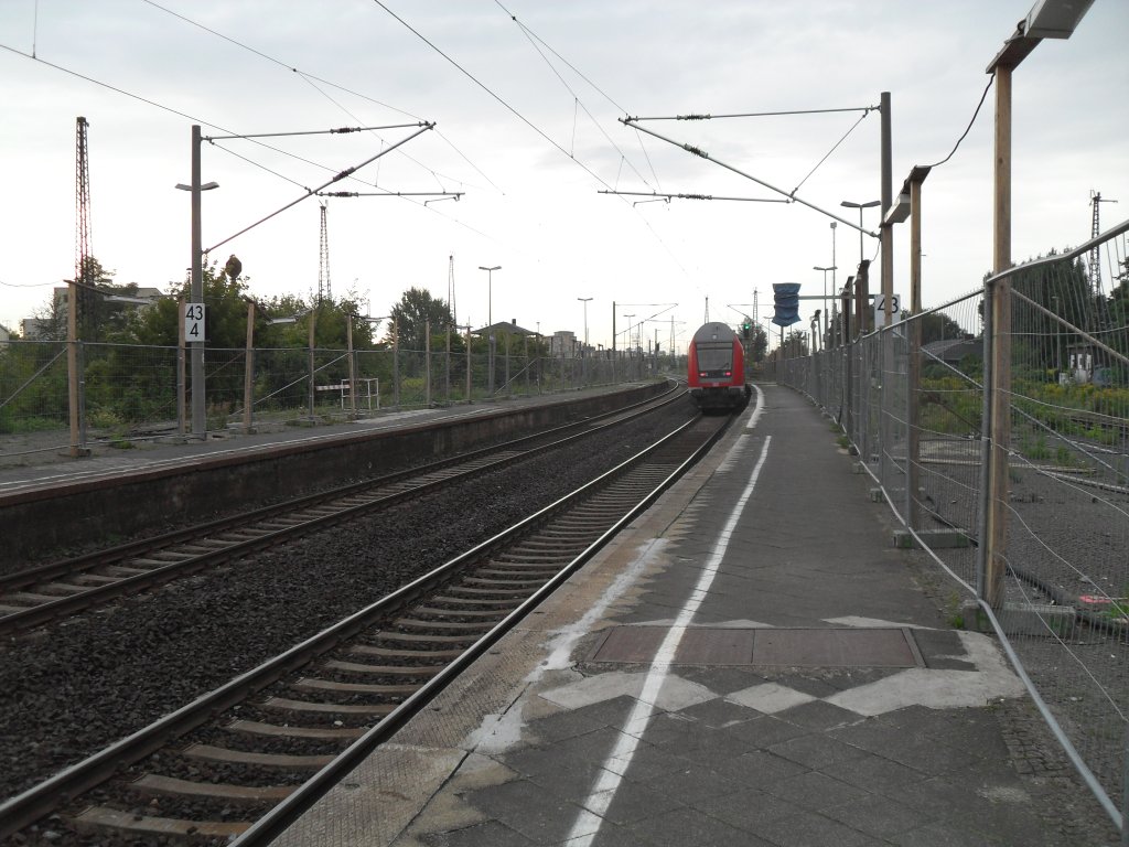Ausfahrt einer Regionalbahn Richtung Bitterfeld aus dem im Umbau befindlichen Bahnhof Wolfen am 04.09.10
