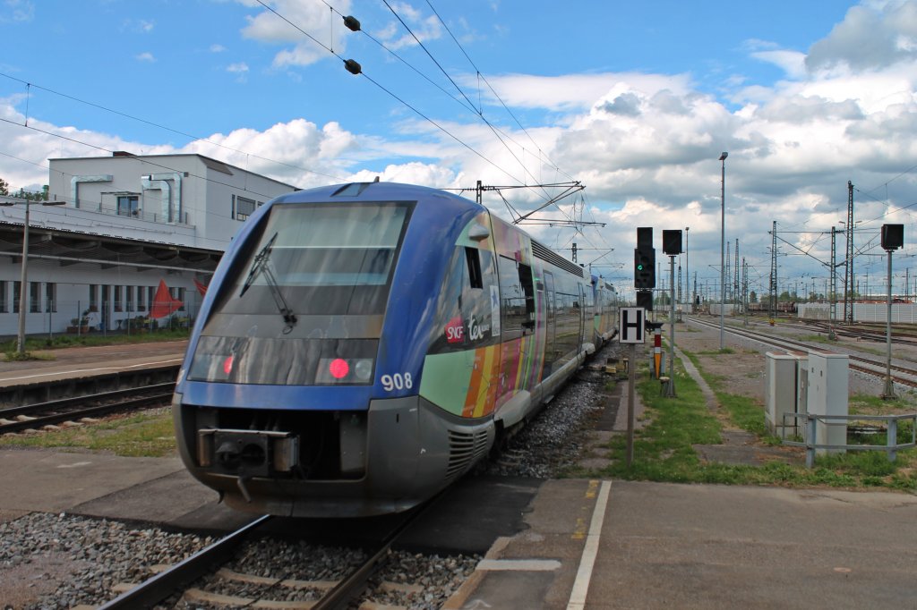 Ausfahrt von SNCF X73908 und X73903 am 21.06.2013 aus Offenburg als RB 86382 nach Strasbourg.