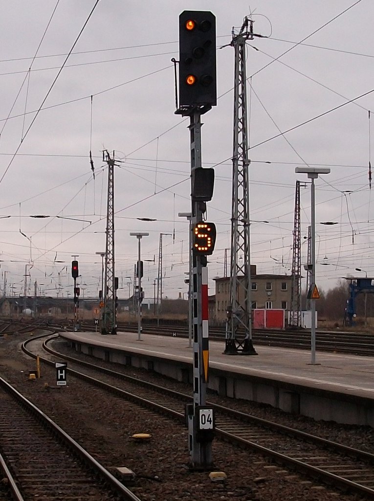 Ausfahrt ber Fahrstrae  S  mit 40 km/h und dann Halt erwarten,wurde dem Lokfhrer,vom EC 379 Stralsund-Brno,am 18.Januar 2011,am Ausfahrsignal in Stralsund angezeigt.