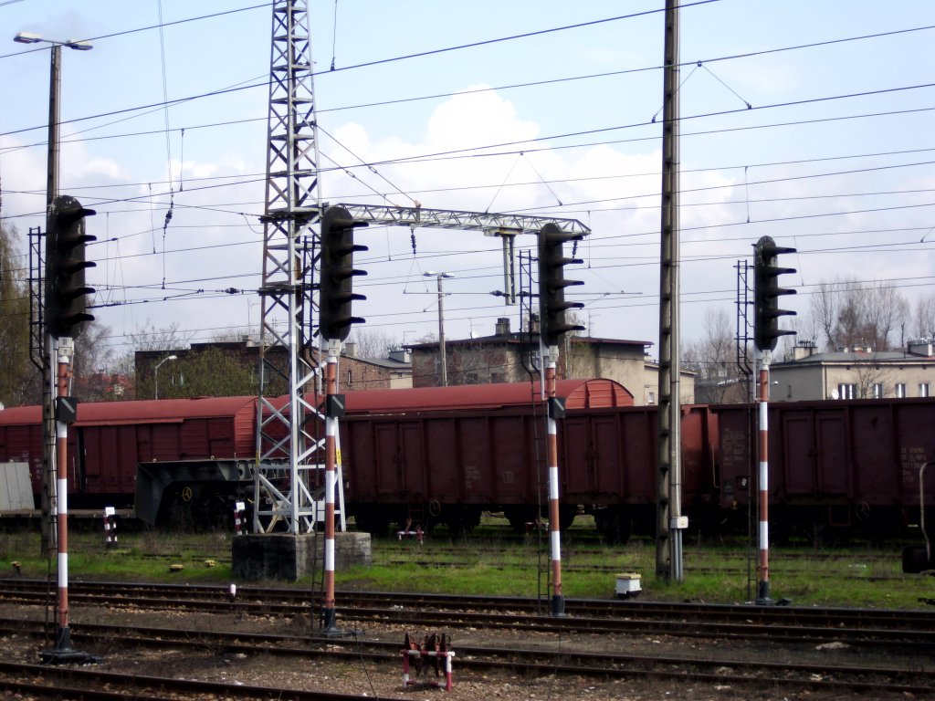 Ausfahrtsignale der Gtergleise in Ligota (Katowice)man beachte wie prtzise gerade die Signale stehen ;)