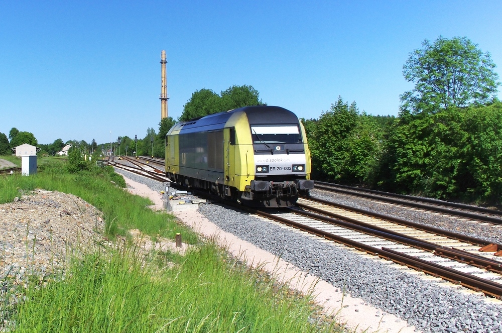 Ausflug nach Mehltheuer - 
2 maliges Pfeiffen deutete an dass sich ein Schienenfahrzeug auf der KBS 546 aus Richtung Zeulenroda dem Bahnhof Mehltheuer nhert.
Bahnstrecke 6653 Werdau/west - Mehtheuer.
Siemens Dispolok ER 20-003 kam um die Ecke und fdelte kurz hinter dem Bahnhofsbereich auf die KBS 530/545 Richtung Hof ein.
Bahnstrecke 6362 Leipzig/Connewitz - Hof
25.05.2011