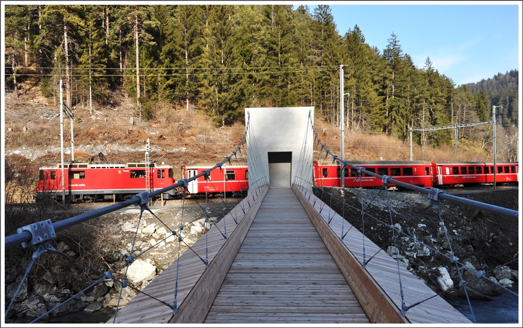 Ausgangs der Station Trin passiert R1240 die neue Hngebrcke fr Fussgnger ber den Vorderrhein. (01.03.2011)