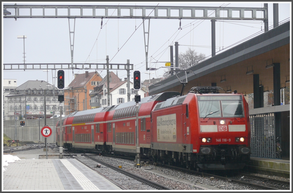 Ausgangspunkt des IRE5316 nach Karlsruhe ist nicht das deutsche Konstanz, sondern das schweizerische Kreuzlingen. 146 116-9 ist mit ihrem Doppelstockzug kurz ber die Grenze gekommen. (06.01.2011)