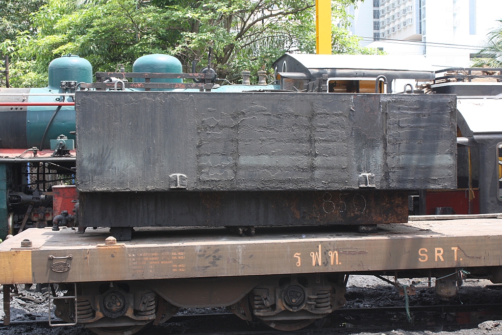 Ausgebauter Ölbehälter der 850 am 19.Mai 2012 während der Aufarbeitung im Depot Thon Buri. 

