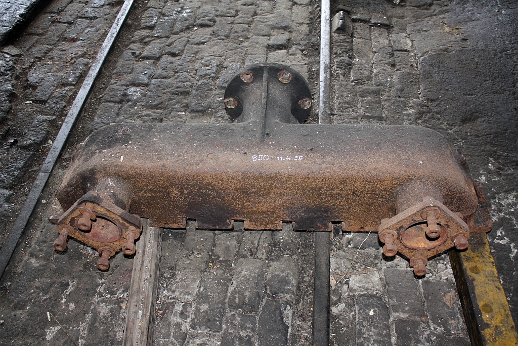 Ausgebauter Überhitzerkasten der 850 am 19.Mai 2012 während der Aufarbeitung im Depot Thon Buri. In der Mitte hinten der Anschlussflansch zum Reglerrohr und vorne links und rechts die Flansche zu den Zylindereinströmrohren.


