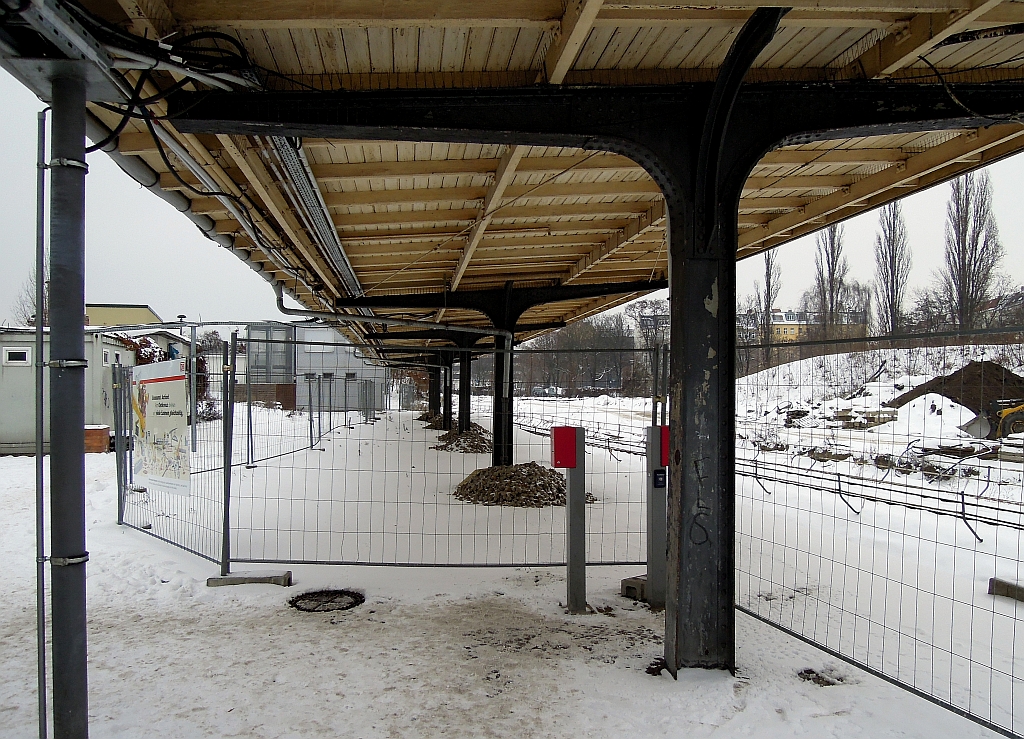 Ausgedient: Reste der grnderzeitlichen Architektur im Berliner S-Bahnhof  Ostkreuz  - am unteren, noch nicht modernisierten Bahnsteig Richtung Innenstadt. 13.12.2012