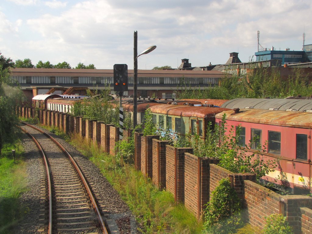 Ausgedientes Rollmaterial auf dem Gelnde der Fahrzeugtechnik Dessau, aus dem Oberdeck des DVE 670 004 fotografiert; 14.09.2011