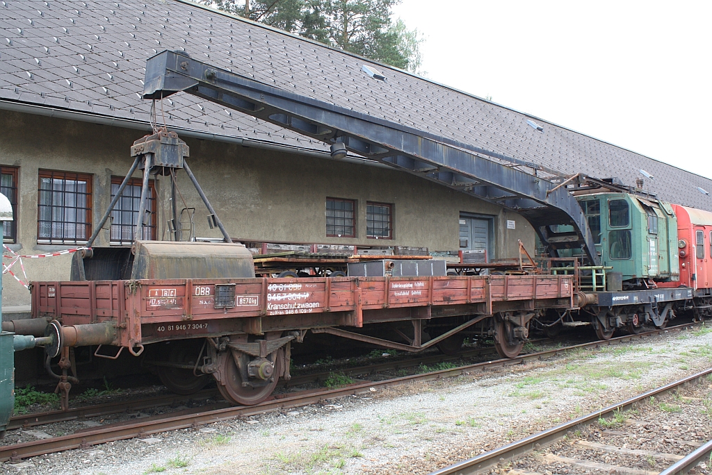 Ausgemusterter Dampfkran 40 81 9466 109-1 mit Kranschutzwagen 40 81 9467 304-7 am 11.Juni 2010 im Eisenbahnmuseum Knittelfeld.
