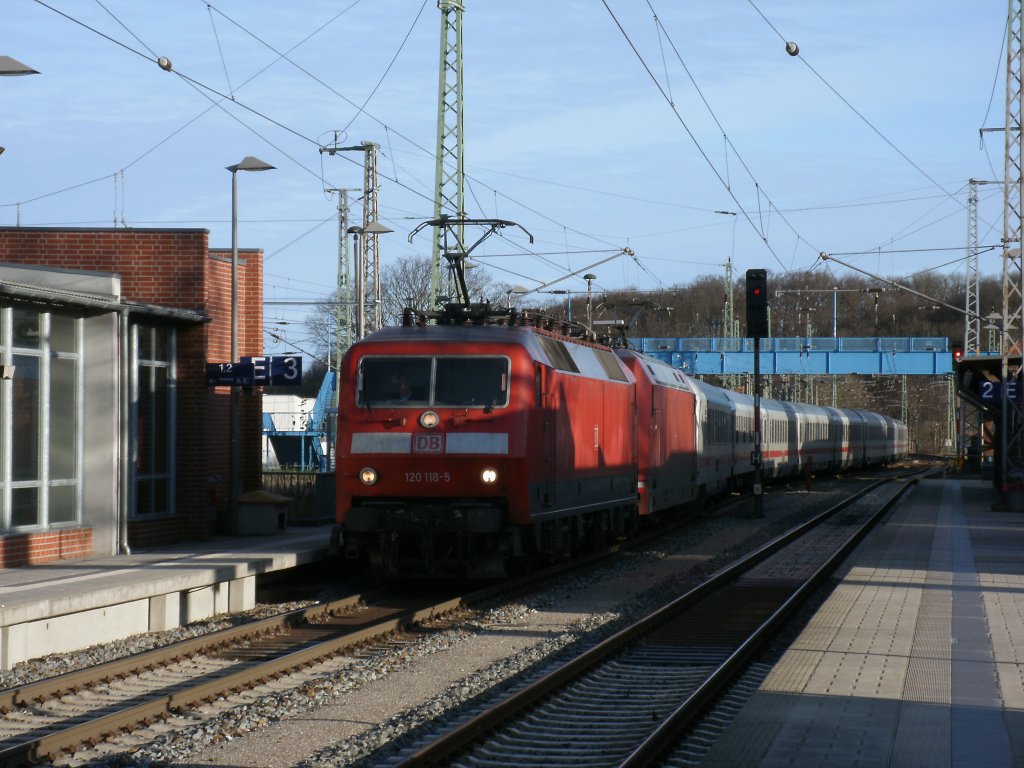 Ausgerechnet als ich 120 118 als Vorspannlok vor 101 092 und dem Steuerwagen mit dem IC 2213 Binz-Stuttgart,am 15.Januar 2012,bei der Einfahrt in Bergen/Rgen fotografierte,befand sich der Zug im Schatten.