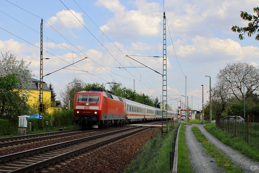 Ausgerechnet jetzt musste die Fotowolke zuschlagen: 120 152-4 hat am 30.4.2010 den EC 174 bernommen und durchfhrt Dresden-Stetzsch, normalerweise wird der Zug mit einer 101 bespannt.