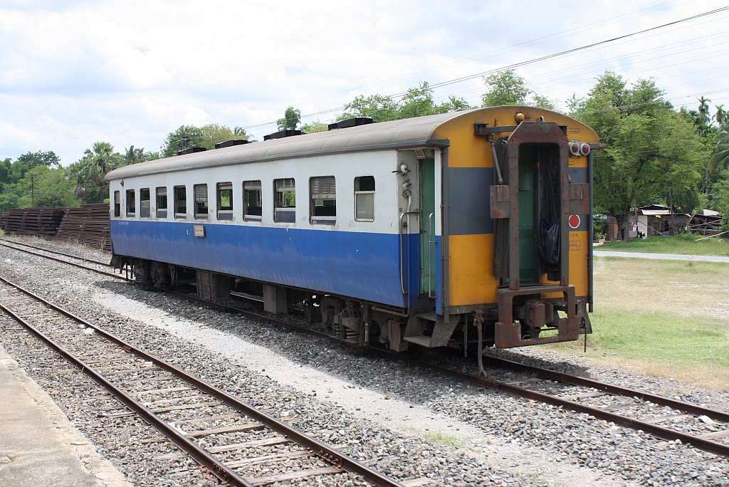 Ausgereiht steht der schadhafte บชส.1189 (บชส. =BTC./Bogie Third Class Carriage) am 13.Juni 2011 im Bf. Sung Noen und wartet auf seine Abbeförderung.