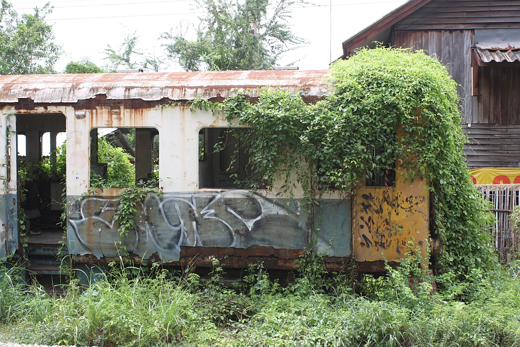 Ausgeschlachtet verrottet auch der Wagenkasten des RH 1002 (Niigata, Bauj. 1961) etwa 1,5 Km ausserhalb des Bf. Mahachai. Bild vom 24.Juli 2012.
