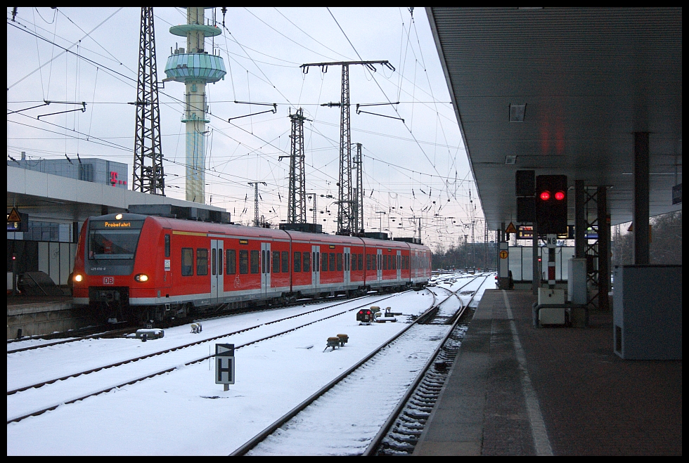 Auslnder 425 116 aus BaW auf Probefahrt aus dem Werk Siemens aus Krefeld in Duisburg Hbf am 30.11.2010