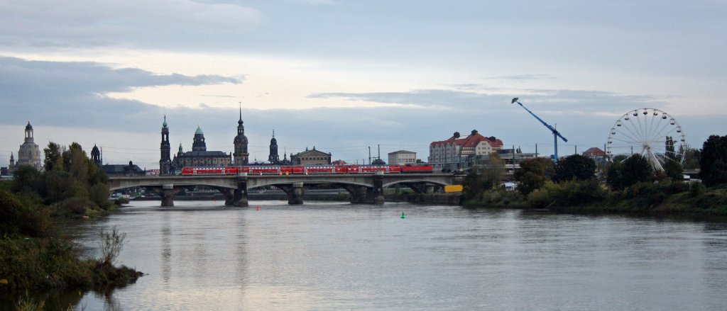 Ausnahmsweise mit einer Lady bespannt zeigt sich RE27926 Leipzig - Dresden  Saxonia  auf der Marienbrcke zwischen Bft Dresden-Neustadt und Bft Dresden-Mitte vor der barocken Stadtkulisse von Elbflorenz, 19.10.011.